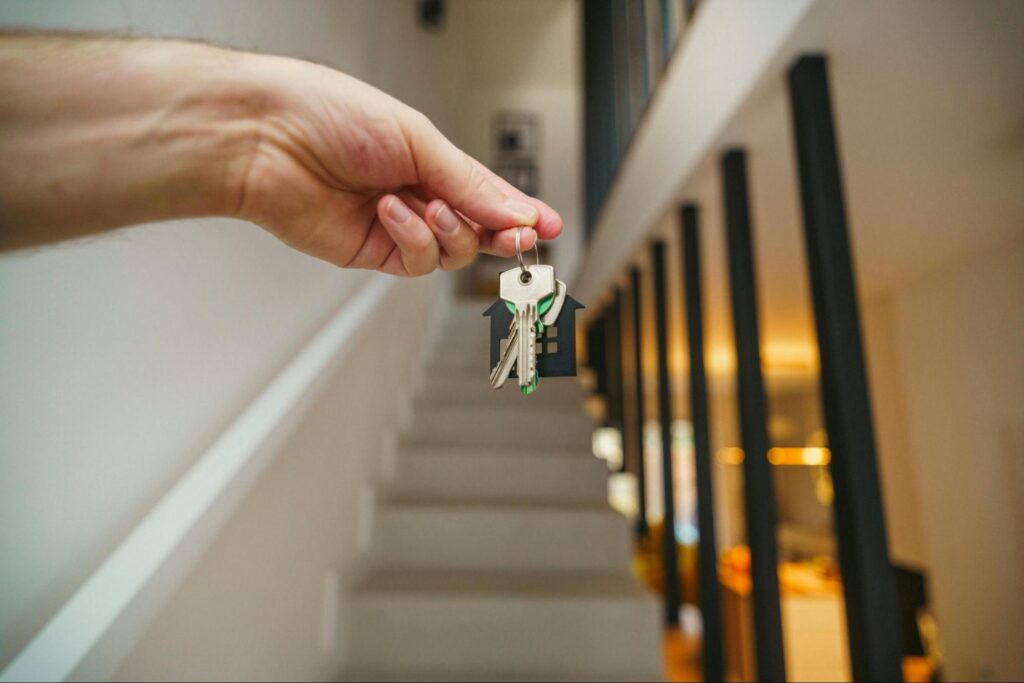 baulera para guardar objetos personales al alquilar departamento en Airbnb
